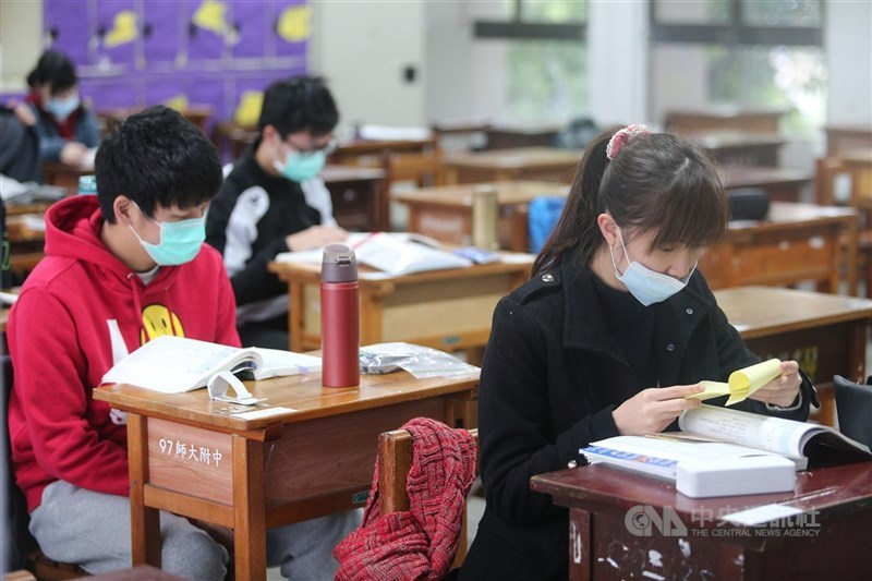 北市教育局22日表示,因應武漢肺炎疫情,各校於寒假期間的畢業旅行,強烈建議採延期及取消辦理。(中央社檔案照片)