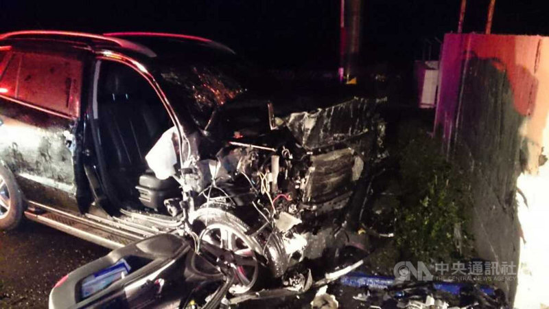 前台東縣議員蔡義勇21日深夜獨自駕車行經大武鄉大竹村,不明原因撞上海巡守望哨圍牆,因車頭變形嚴重,受困車內,消防人員查驗出動機具破壞車體,駕駛被救出時已無呼吸心跳,送醫搶救仍宣告不治。(台東縣消防局提供)中央社記者張祈傳真 110年1月22日