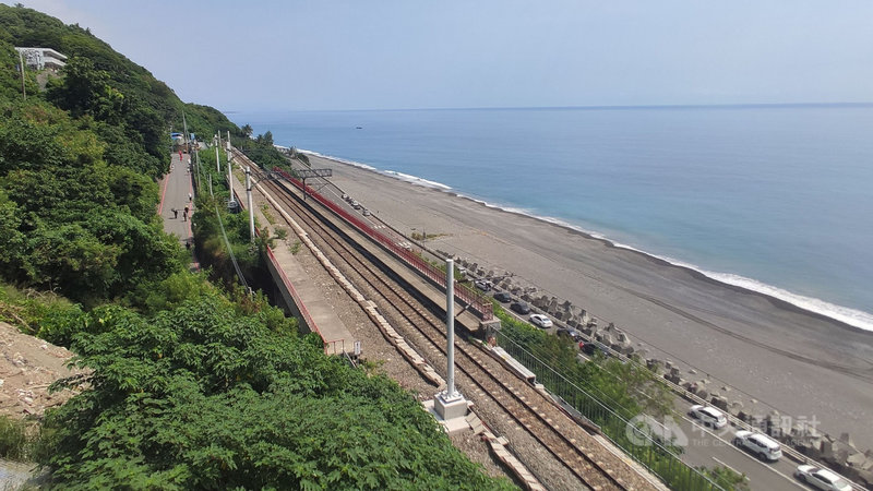 台東南迴線熱門景點多良車站,有著天海一色的景觀,每年吸引逾20萬人次到訪,造成環境衝擊,太麻里鄉公所公告,2月1日起收取入園清潔費新台幣10元。中央社記者盧太城攝 110年1月22日