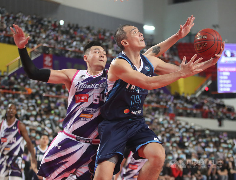 P. LEAGUE+ 聯盟23日晚間例行賽事,由台北富邦勇士作客新竹縣體育館,出戰新竹街口攻城獅,富邦後衛蔡文誠(右)攻下14分,助隊以87比67大勝,成功踢館。中央社記者張新偉攝 110年1月23日