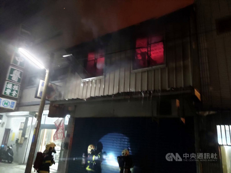 雲林縣斗六市永樂街一戶民宅23日發生火警,火勢迅速蔓延,消防局出動多輛消防車灌救,共有5戶民宅受波及,1名受困女子獲救。(雲林縣消防局提供)中央社記者黃國芳傳真 110年1月23日