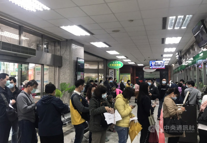 臺灣產險防疫保單熱銷,22日宣布將於25日停賣,花蓮國安郵局23日上午湧入匯保費民眾,郵局緊急增開防疫保單專門窗口紓解人潮。中央社記者張祈攝 110年1月23日