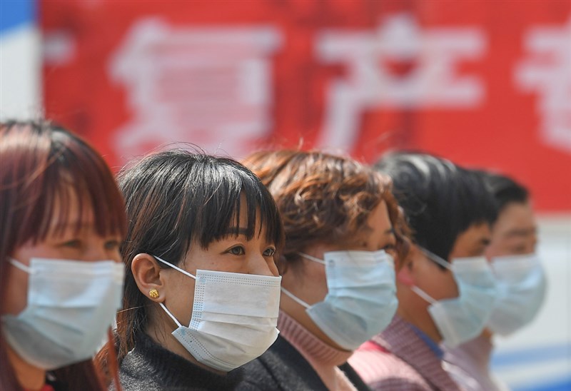 中共最令世人瞠目結舌的手法,就是往往能利用強力的社會管制、精細的訊息篩選,以及巧妙的宣傳手法,把「壞事說成好事」。在疫情初期曾對官方作為高度不信任的中國民眾,一年過去反而對防疫表現普遍感到自豪。(中新社)