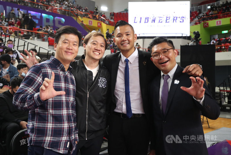 P. LEAGUE+ 職籃聯盟23日晚間由新竹街口攻城獅隊主場迎戰台北富邦勇士隊,中職樂天桃猿前、後任領隊劉玠廷(左起)、浦韋青到場觀戰,與聯盟執行長陳建州、攻城獅領隊許毓仁合影。中央社記者張新偉攝 110年1月23日