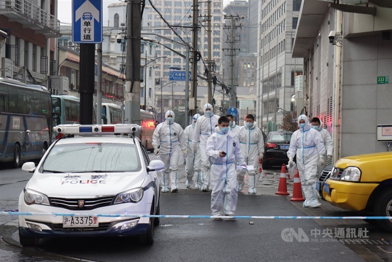 中國上海市21日新增6例本土武漢肺炎確診,目前兩個中風險地區都在黃浦區,周邊拉起了封鎖線,並有許多防疫人員。中央社記者張淑伶上海攝 110年1月22日