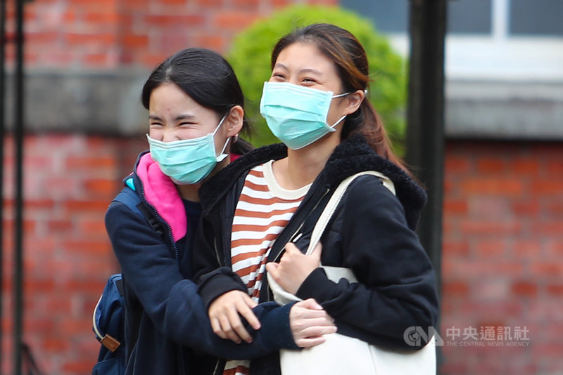 110學年度學科能力測驗23日下午最後一科考完後圓滿落幕,考生們步出考場便開心地抱在一起,神情開心放鬆。中央社記者王騰毅攝 110年1月23日