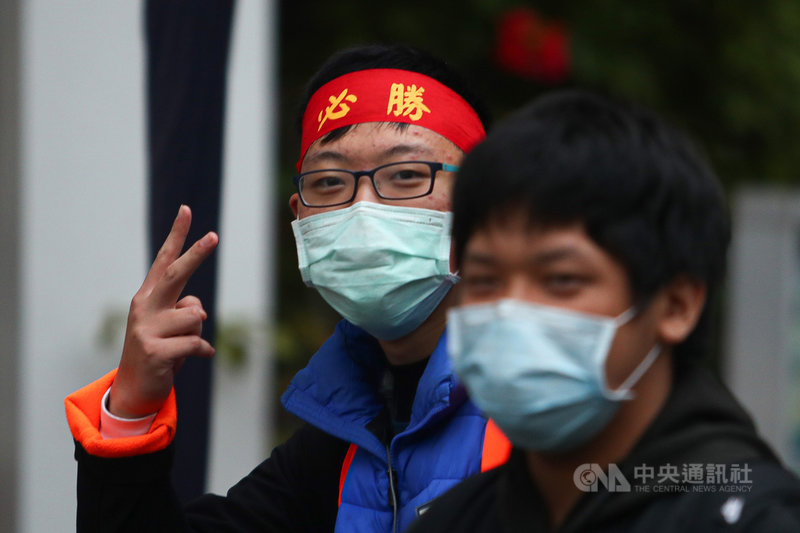 110學年度學科能力測驗23日舉行第2天試程,下午最後一科考完後,一名頭綁「必勝」字條的考生走出考場,開心比YA。中央社記者王騰毅攝 110年1月23日