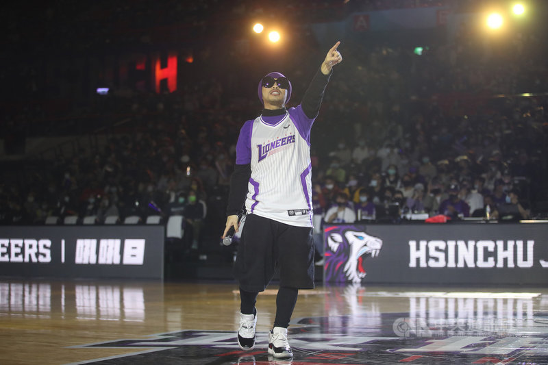 P. LEAGUE+聯盟(簡稱PLG)新竹街口攻城獅隊23日在主場新竹縣立體育館舉辦主題日「吼吼日」,邀請大馬創作鬼才歌手黃明志開唱。中央社記者張新偉攝 110年1月23日