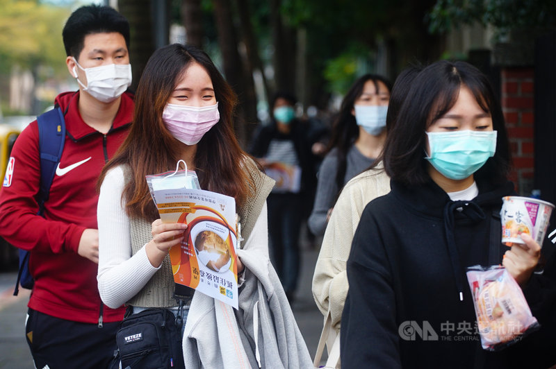 110學年度學科能力測驗23日舉行,因應防疫,考生需配合戴口罩才能入場應試。中央社記者王騰毅攝 110年1月23日