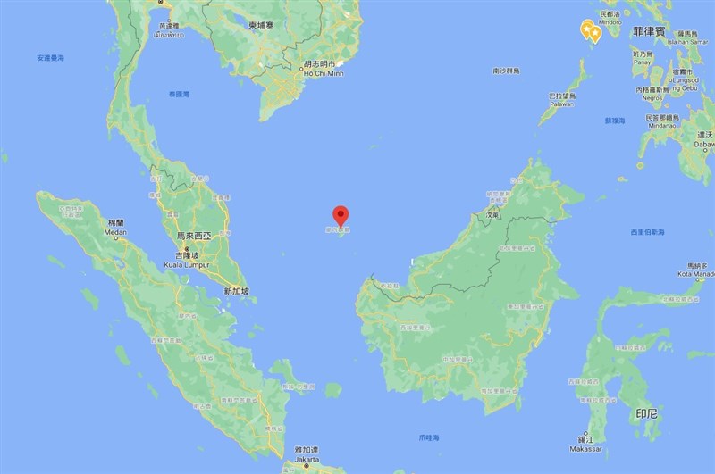 印尼海軍23日指出，22日在印尼北部納土納海域逮捕疑似非法捕魚的海建興20號漁船，船隻掛中華民國國旗，經登船檢查發現12公噸漁獲，船長為台灣人。紅標處為納土納群島。（圖取自Google地圖網頁google.com.tw/maps）