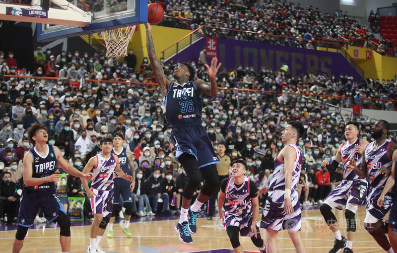 P. LEAGUE+聯盟(簡稱PLG)例行賽23日一日兩戰,晚間客場出擊的台北富邦勇士以87比67大勝新竹街口攻城獅,富邦洋將賈西亞(Charles Garcia)(中)共拿下17分、16籃板。中央社記者張新偉攝 110年1月23日