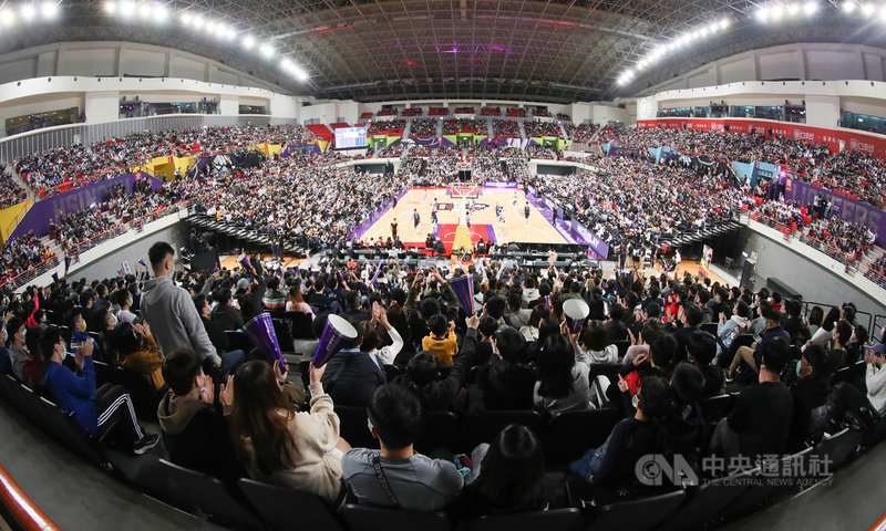 P. LEAGUE+ 職業籃球聯盟23日晚間例行賽程由新竹街口攻城獅隊在主場新竹縣體育館迎戰台北富邦勇士隊,共吸引8168名球迷進場觀賽。中央社記者張新偉攝 110年1月23日