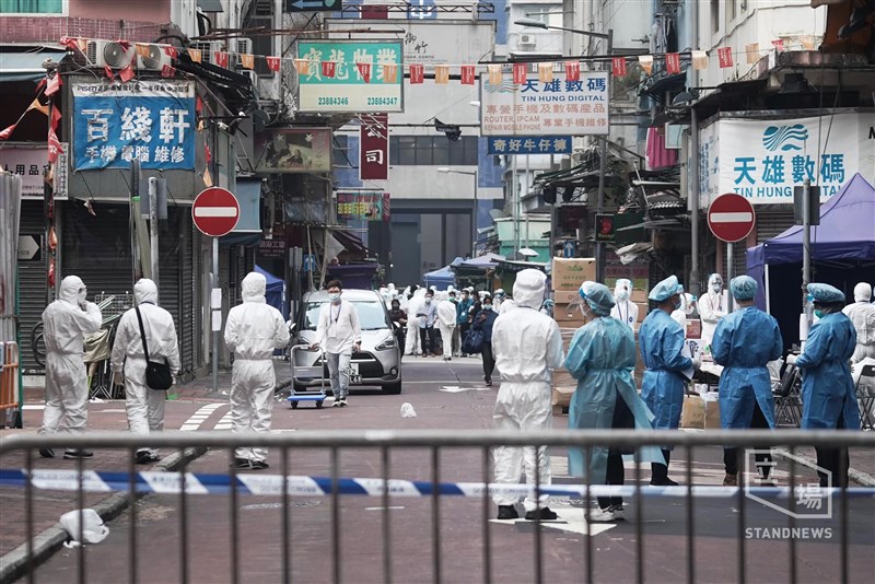 針對確診者不斷的香港佐敦一帶,凌晨4時起引用防疫規例,限制「受限區域」內的民眾需留在住處並按政府安排接受強制檢測。(圖取自立場新聞)