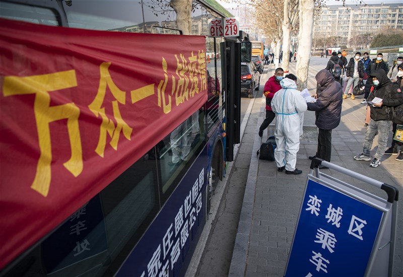 中國爆發武漢肺炎疫情迄今已一週年。官方主旋律下,卻只有「每個人都了不起」的「抗疫史詩」,標語強調萬眾一心,疫情罹難者再無人提起,記錄真相者則遭打壓。圖為21日民眾在河北石家莊火車站登記防疫資訊。(中新社)