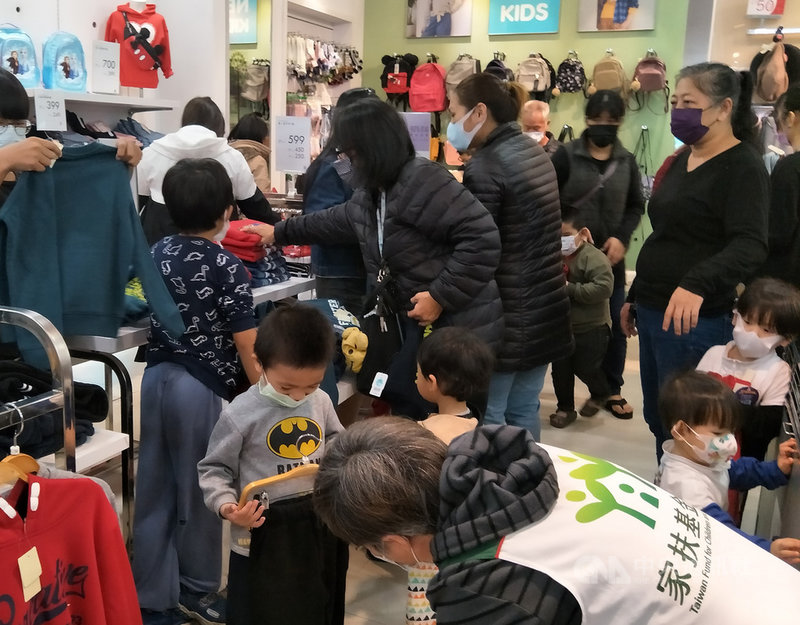 連鎖服飾品牌今年除捐贈愛心提貨券給南投家扶中心,23日更封館讓弱勢兒少盡情選擇喜愛的衣服,幫助孩子們能夠開心穿新衣、過新年。(南投家扶中心提供)中央社記者蕭博陽南投縣傳真 110年1月23日
