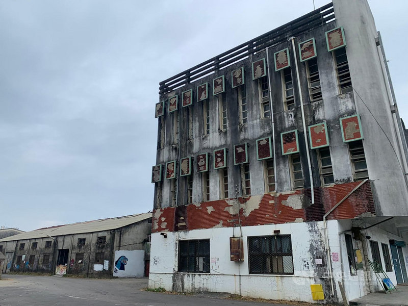 由「香蕉大王」吳振瑞創建的青果社旗山第一辦事處將遭拆除,旗一辦位在旗山區延平一路,是棟3層樓建物,鋼筋混凝土構築柱梁結構,細條窗、遮陽版、斬石子、磁磚,以垂直板搭配搖頭窗構成現代建築風格。(高雄市政府文化局提供)中央社記者王淑芬傳真 110年1月24日