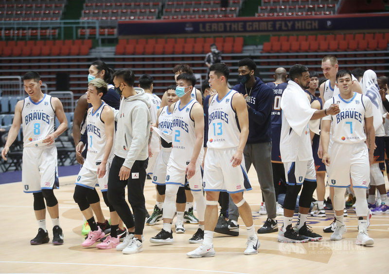 台灣職業籃球聯盟P. LEAGUE+(簡稱PLG)台北富邦勇士隊24日在桃園巨蛋踢館桃園領航猿隊,富邦勇士攻勢多點開花,終場以102比79大勝領航猿,收下近期2連勝。中央社記者張新偉攝 110年1月24日