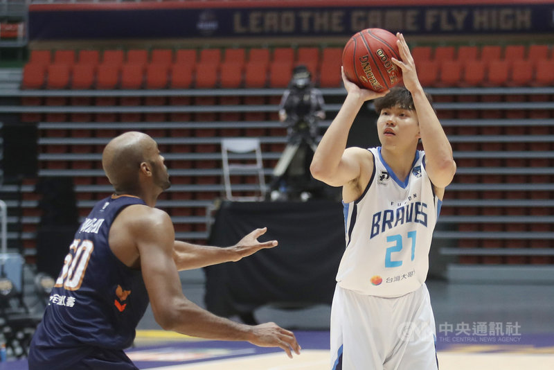 台灣職業籃球聯盟P. LEAGUE+(簡稱PLG)台北富邦勇士隊24日在桃園巨蛋踢館桃園領航猿隊,富邦勇士攻勢多點開花,曾祥鈞(白衣)進帳13分,幫助球隊以102比79大勝領航猿。中央社記者張新偉攝 110年1月24日