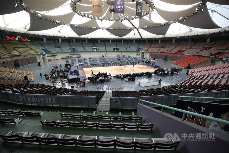 台灣職業籃球聯盟P. LEAGUE+(簡稱PLG)24日舉行2場賽事,首場由桃園領航猿隊在主場桃園巨蛋,閉門迎戰戰績龍頭台北富邦勇士隊。中央社記者張新偉攝 110年1月24日
