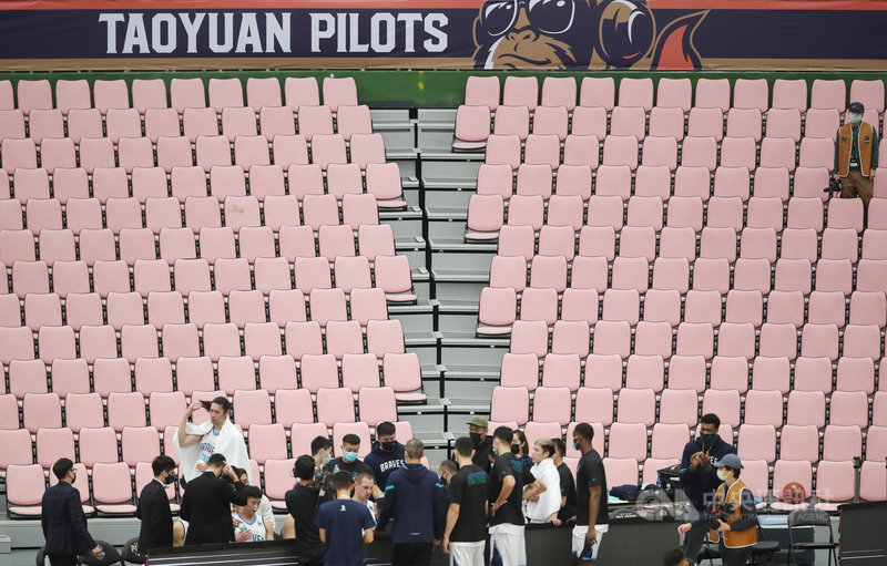台灣職業籃球聯盟P. LEAGUE+(簡稱PLG)24日舉行2場賽事,首場由桃園領航猿隊在主場桃園巨蛋,閉門迎戰戰績龍頭台北富邦勇士隊,觀眾席一片空蕩蕩,只有媒體工作人員在場邊拍攝。中央社記者張新偉攝 110年1月24日