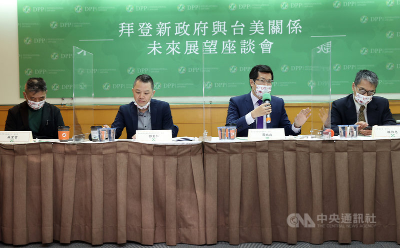 民進黨24日在台大校友會館舉辦「拜登新政府與台美關係未來展望」座談會,由民進黨國際事務部主任羅致政(右2)主持,邀請專家學者發表看法。中央社記者鄭傑文攝 110年1月24日