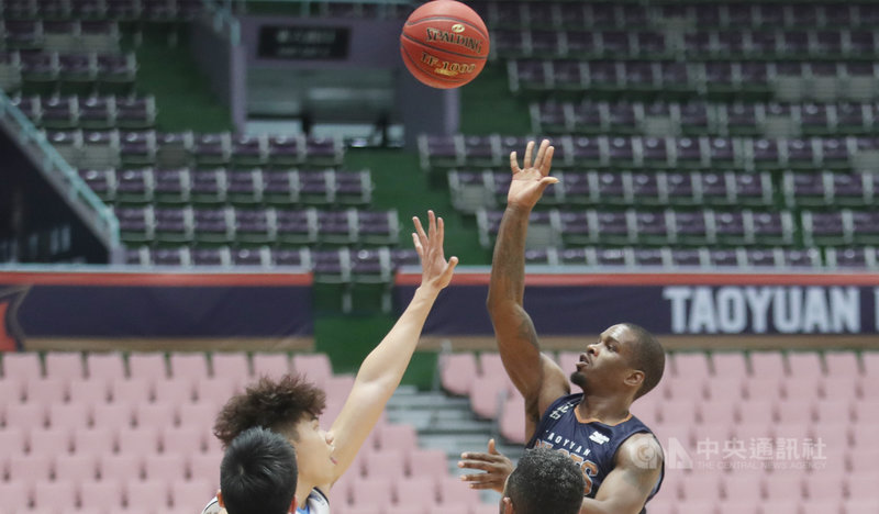 台灣職業籃球聯盟P. LEAGUE+(簡稱PLG)24日舉行2場賽事,首場由桃園領航猿隊在主場桃園巨蛋,閉門迎戰戰績龍頭台北富邦勇士隊,雖然少了場邊球迷吶喊,球員仍賣力拚戰。中央社記者張新偉攝 110年1月24日