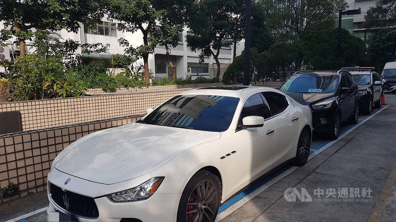 一名25歲男子24日上午6時許搭乘友人的瑪莎拉蒂,行經台北市信義區忠孝東路五段、松仁路口時,遭人攔截痛毆並持刀刺傷腹部,送醫急救,已無生命危險,全案待警方調查釐清。(翻攝照片)中央社記者黃麗芸傳真 110年1月24日