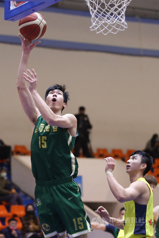 第18季SBL超級籃球聯賽24日在新北市板橋體育館舉行例行賽,由台灣啤酒與高雄九太科技交手,台啤范士恩(左)攻下15分、6籃板,幫助球隊以74比65獲勝,台啤將連勝紀錄推進至第18場。中央社記者王騰毅攝 110年1月24日