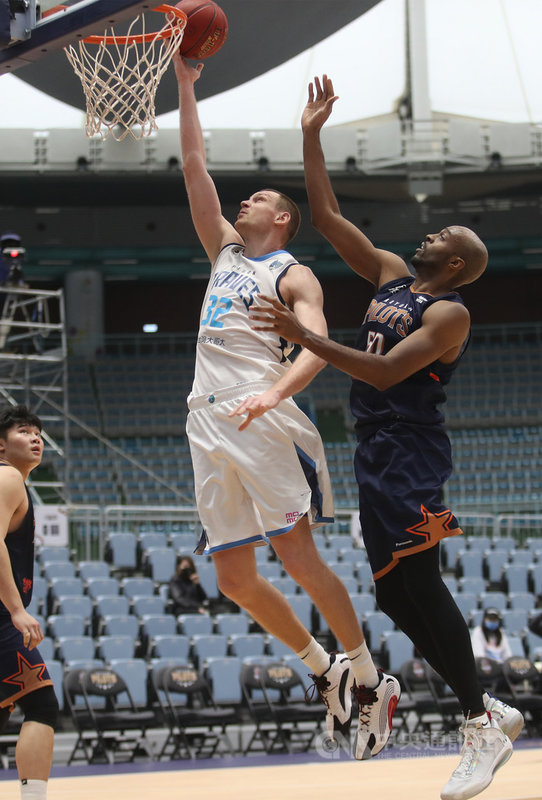 台灣職業籃球聯盟P. LEAGUE+(簡稱PLG)台北富邦勇士隊洋將塞瑟夫(Ihor Zaytsev)(白衣)24日單場繳出28分、20籃板「雙20」成績,率隊以102比79大勝桃園領航猿隊。中央社記者張新偉攝 110年1月24日