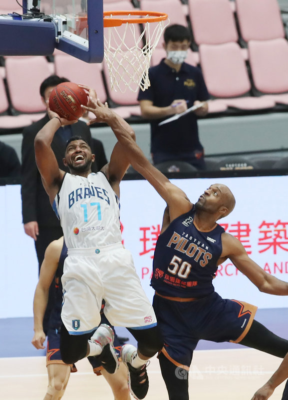 台灣職業籃球聯盟P. LEAGUE+(簡稱PLG)台北富邦勇士隊24日在桃園巨蛋交手桃園領航猿隊,富邦勇士洋將辛特力(Michael Singletary)(白衣)貢獻22分、7籃板、5助攻,助隊以102比79奪勝。中央社記者張新偉攝 110年1月24日