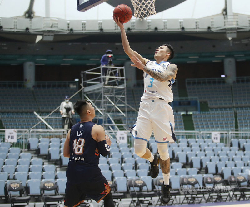 台灣職業籃球聯盟P. LEAGUE+(簡稱PLG)台北富邦勇士隊24日在桃園巨蛋踢館桃園領航猿隊,富邦勇士攻勢多點開花,本土選手張宗憲(白衣)進帳15分,終場富邦勇士以102比79大勝領航猿。中央社記者張新偉攝 110年1月24日
