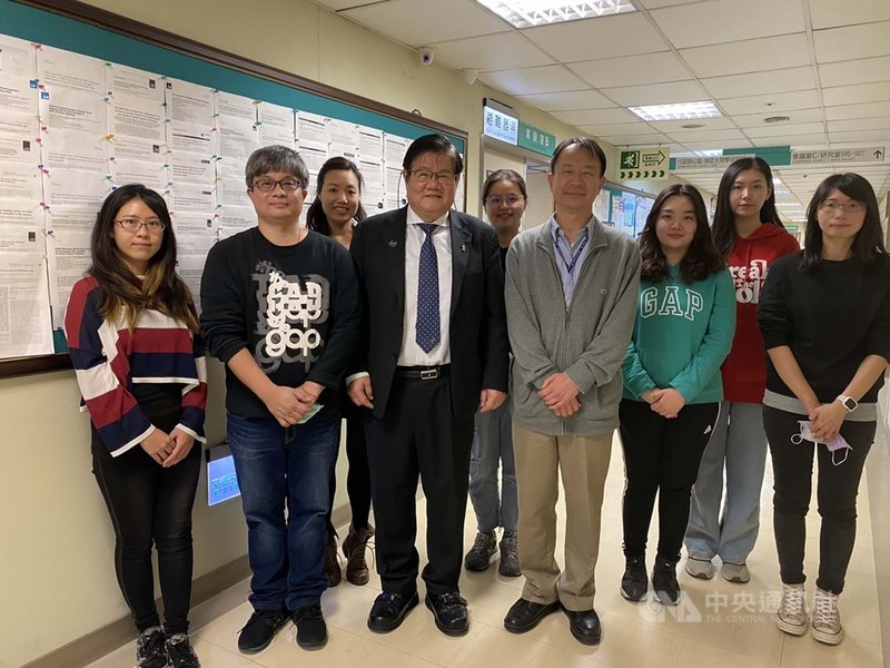 中國醫藥大學校長洪明奇(前左3)帶領科研團隊發表研究成果,發現單寧酸會雙重抑制新型冠狀病毒(SARS-CoV-2)的主要蛋白酶和跨膜絲胺酸蛋白酶2,能抑制病毒活性,對COVID-19治療有高度前瞻性,成果並刊登在期刊「美國癌症研究雜誌」。(中國醫藥大學提供)中央社記者趙麗妍傳真 110年1月25日