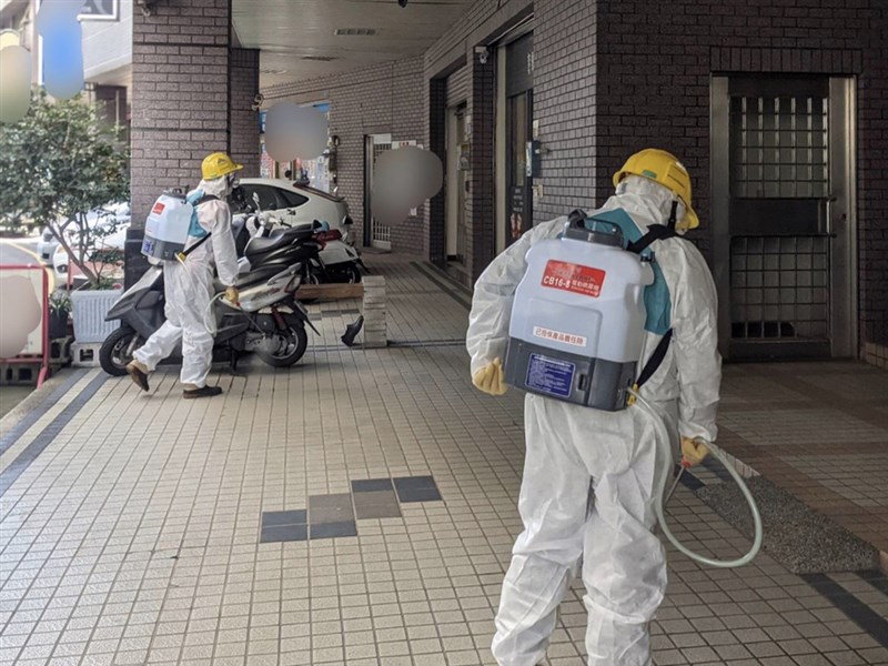 台中市神岡區1名男子居家檢疫期間3天外出7次,台中市政府依法重罰100萬元。圖為環保局24日出動防疫消毒大隊至社區及街道消毒。(台中市政府提供)