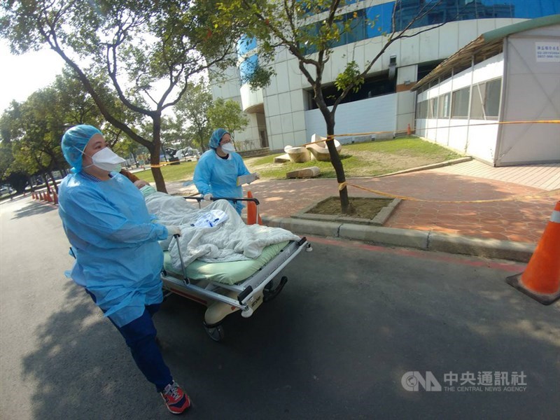 衛福部桃園醫院群聚擴大,中央流行疫情指揮中心啟動部桃專案,針對住院病人清空部分,出院或轉院的病人列為居家隔離對象,轉院後須住專責病房,14天隔離期滿或移出前須再次採檢。中央社記者施宗暉攝 110年1月25日