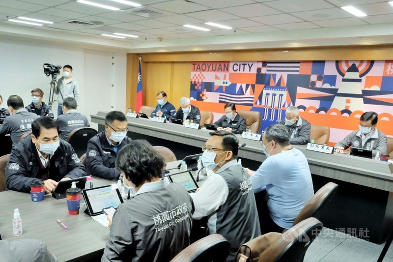 衛福部桃園醫院武漢肺炎群聚擴大,桃園市長鄭文燦(後右3)25日出席桃園市政府防疫專案會議表示,為了維持社交距離、防範社區感染風險,2月底前大型集會或局處活動一律停止或延期。中央社記者吳睿騏桃園攝 110年1月25日