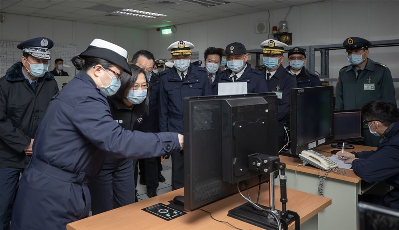 總統蔡英文25日慰勉「陽明山嵩山雷達站」,她說,從去年到現在,台灣的雷達站共偵獲了將近2000架的共機以及超過400艘共艦。(總統府提供)中央社記者葉素萍傳真 110年1月25日