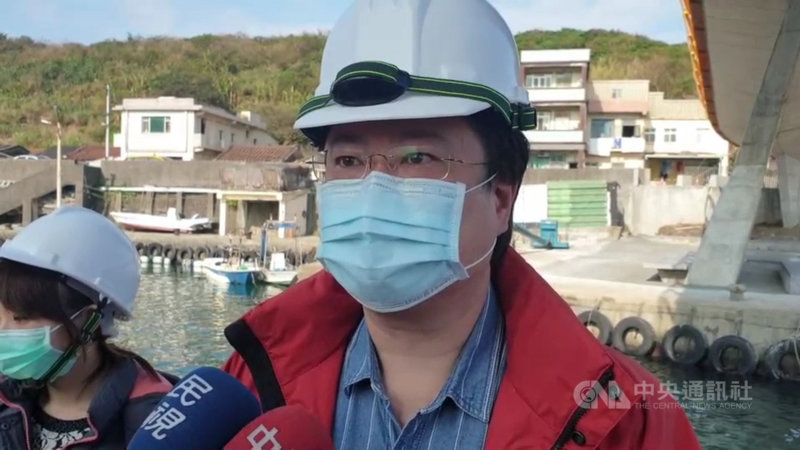 衛福部桃園醫院武漢肺炎群聚案擴大,基隆市長林右昌(前)25日受訪時說,基隆有2人符合居家隔離要件,已居家隔離。中央社記者王朝鈺攝 110年1月25日