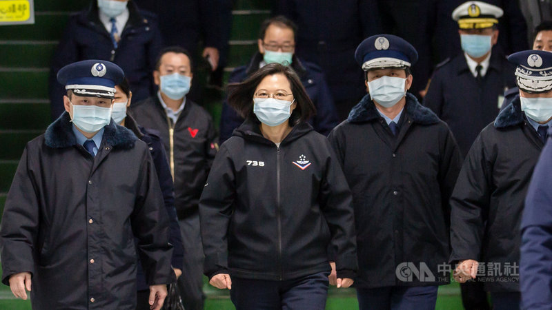 總統蔡英文25日慰勉「陽明山嵩山雷達站」,感謝國軍堅守崗位,24小時守護海空域。(總統府提供)中央社記者葉素萍傳真 110年1月25日