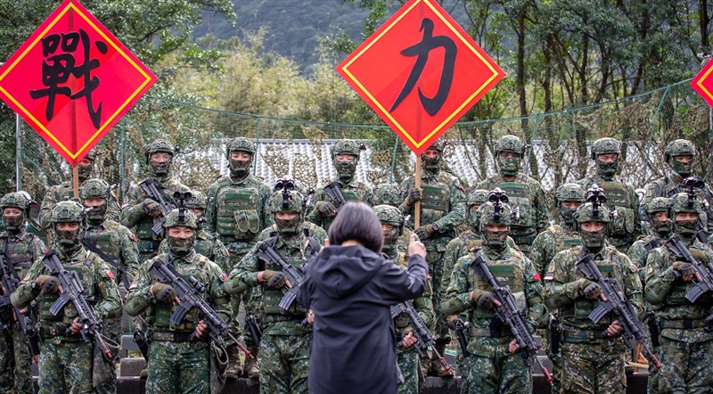 總統蔡英文25日慰勉「陸軍特戰指揮部北部部隊」,感謝國軍堅守崗位,24小時守護海空域。(總統府提供)中央社記者葉素萍傳真 110年1月25日