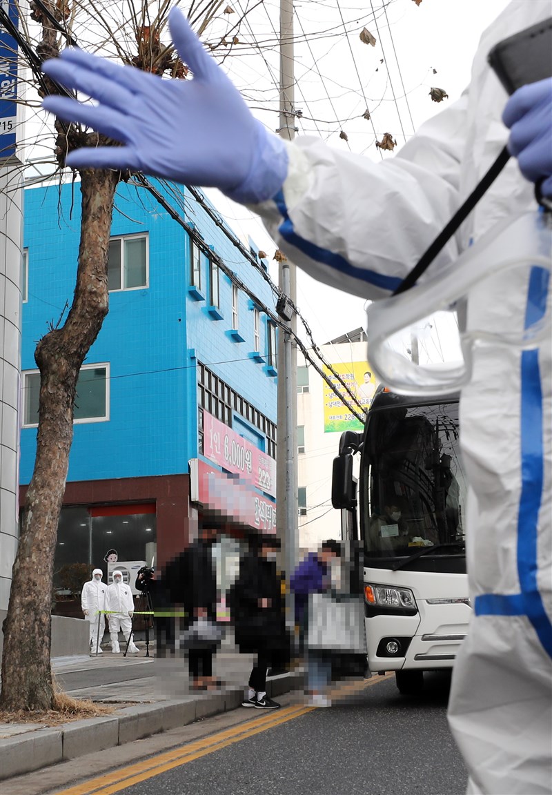 韓國大田市一所宗教教育機構爆出2019冠狀病毒疾病群聚感染事件,至少127人確診。圖為機構學生陸續上公車,被送往鄰近的治療中心。(韓聯社)