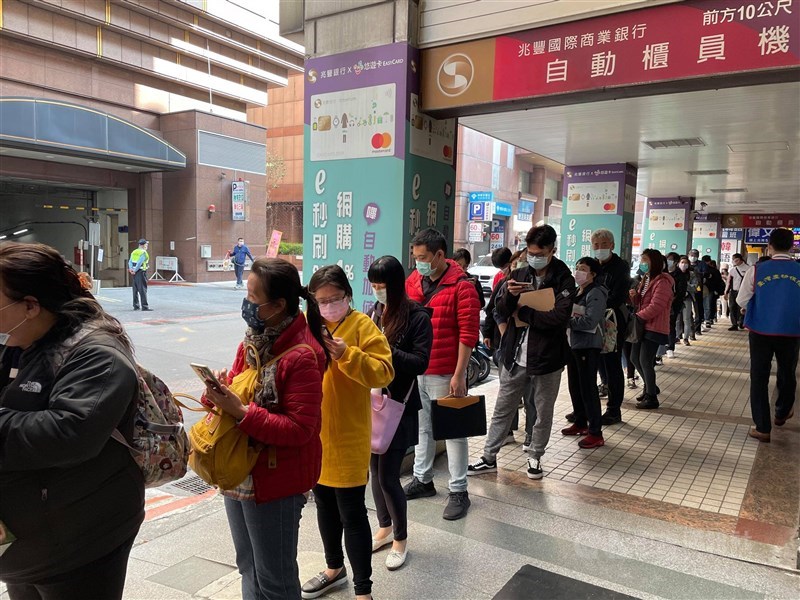 臺產防疫保單25日下午5時將截止收件,一大早不少民眾特地過來排隊投保。中央社記者謝方娪攝 110年1月25日