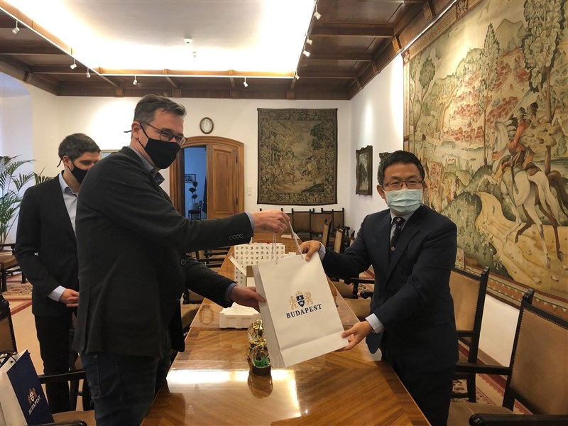 桃園武漢肺炎疫情升溫,匈牙利首都布達佩斯市長卡拉松尼(前左)25日(台灣時間)特地表示聲援。圖為卡拉松尼2020年11月與駐匈代表劉世忠(右)會面,並感謝桃園市捐贈布達佩斯30萬片醫療口罩。(圖取自twitter.com/bpkaracsonyg)