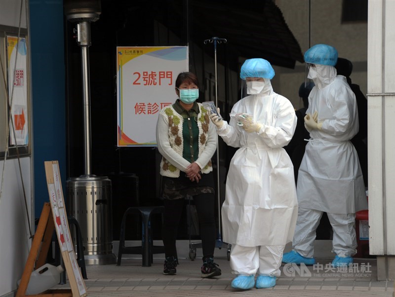 中央流行疫情指揮中心因應武漢肺炎疫情,指揮官陳時中28日下午舉行記者會,說明疫情現況和防疫作為。圖為桃園醫院醫護人員21日在出入口外全副武裝執行部桃專案。(中央社檔案照片)