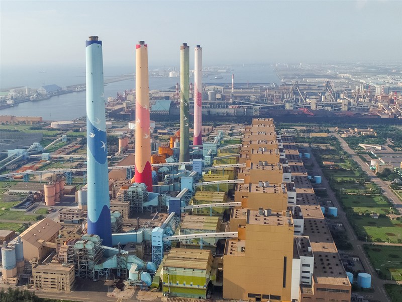 立法院副院長蔡其昌等人26日提出2035年台中火力發電廠(圖)燃煤全部除役主決議,台中市政府表示,未反對燃氣機組設立,而是要求「燃氣進、燃煤退」。(台中市政府提供)