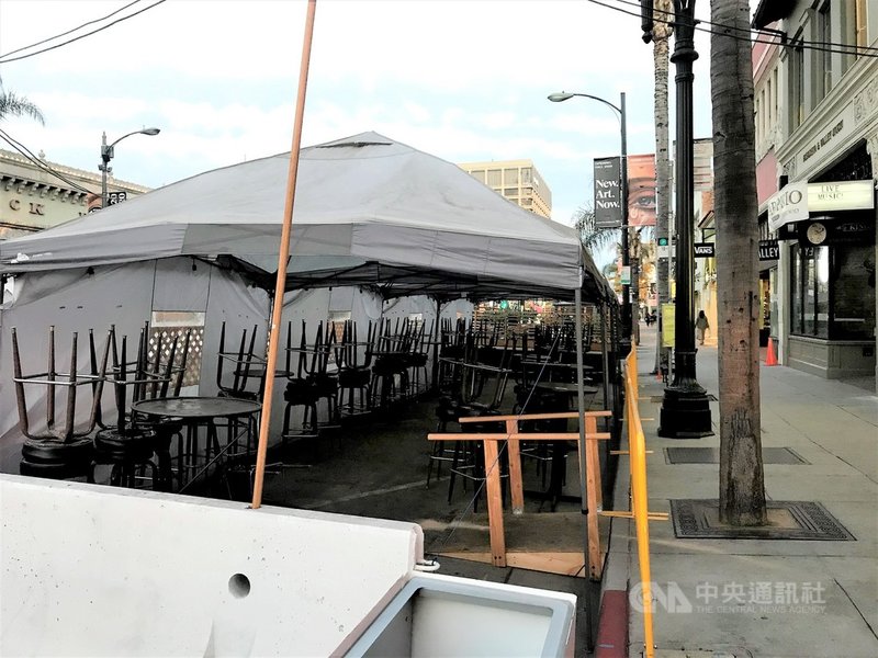 隨著去年感恩節、耶誕假期之後疫情惡化,洛杉磯地區餐廳設置的戶外用餐區閒置。中央社記者林宏翰洛杉磯攝 110年1月26日