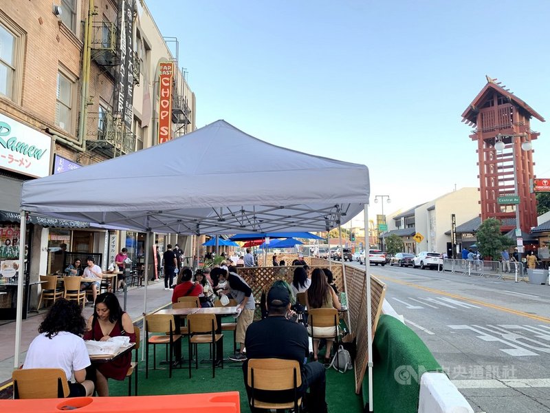 疫情之下,餐飲業者飽受衝擊,洛杉磯郡25日宣布,隨著州政府鬆綁居家令,本週起將重新開放餐廳的戶外用餐區。圖為2020年10月洛杉磯尚未禁止戶外用餐區前拍攝。中央社記者林宏翰洛杉磯攝 110年1月26日