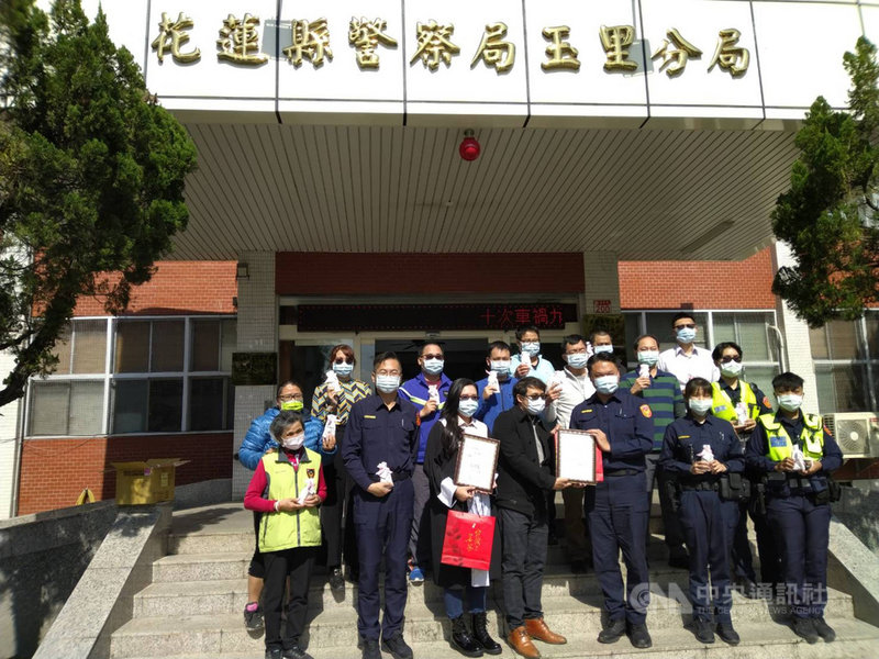 過去曾擔任員警、目前在高雄市律師事務所執業的黃馨瑩發起「關心台灣警察100計畫」,從她當年服務的花蓮縣警察局玉里分局為第一站開跑,贈與防疫關懷包180份給玉里分局的全體員警。(玉里警分局提供)中央社記者李先鳳傳真 110年1月26日