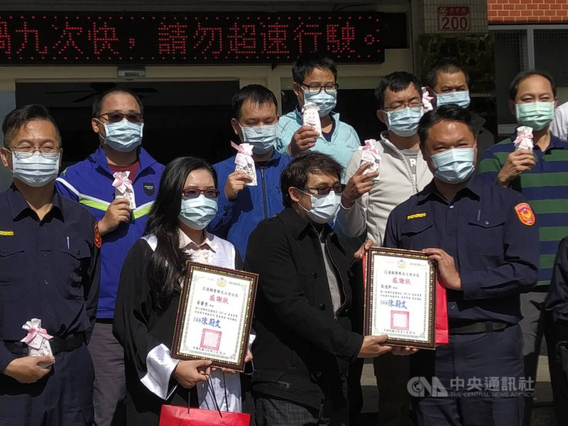 過去曾擔任員警、現在當律師的黃馨瑩(前左2)發起「關心台灣警察100計畫」,從當年她服務的花蓮縣警察局玉里分局為第一站開跑,致贈百份防疫小禮物。(玉里警分局提供)中央社記者李先鳳傳真 110年1月26日