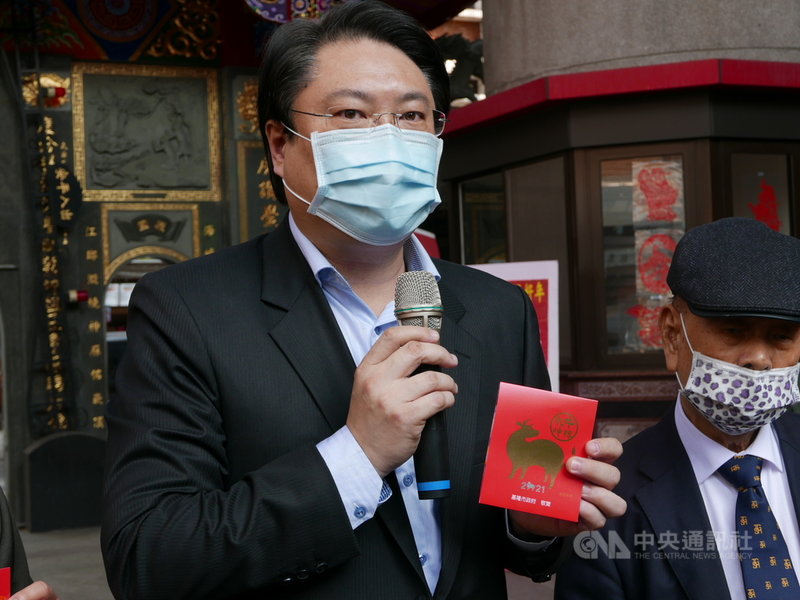基隆市長林右昌(左)26日在慶安宮公布牛年春聯、紅包樣式,並在接受媒體聯訪時指出,基隆市因衛生福利部桃園醫院擴大回溯的居家隔離人數有6人。中央社記者王朝鈺攝 110年1月26日