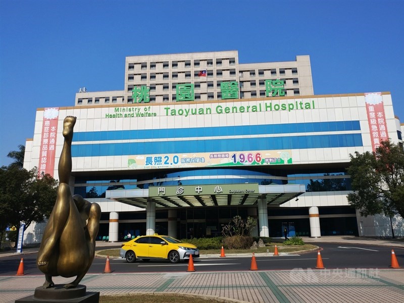 桃園市26日宣布針對醫護人員推出補償辦法,凡是因為醫療照顧而確診發給慰問補償金10萬元,居家隔離則為3萬元。圖為桃園醫院外觀。中央社記者施宗暉攝 110年1月26日